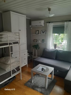 Mindre garderob med galgar och förvaringslåda