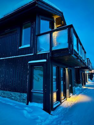 Fasad på parhuset på kvällen.