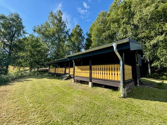 Charmig timmerstuga nära sjö – med båt och terrass - Bild 3