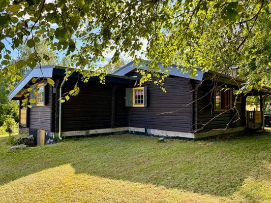Charmig timmerstuga nära sjö – med båt och terrass - Bild 4