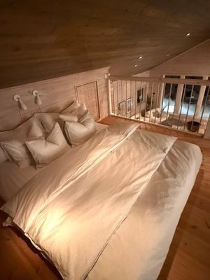 På sovloftet finns draperier att dra för