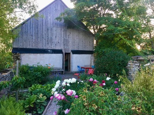 ladan sedd från lilla trädgården