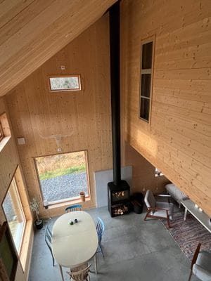 Från övervåning och ner. Innerfönster till sovrum 1.