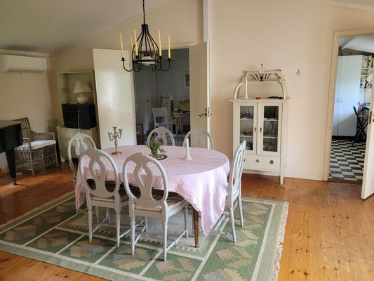 Trivsamt hus med plats för många nära havet