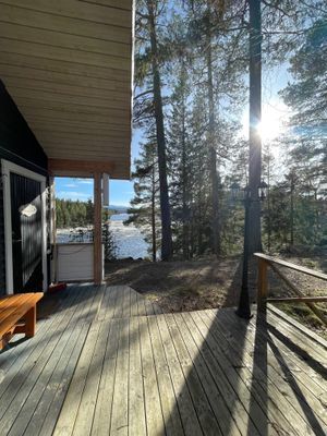 Stuga med högt läge vid Kvissleströmmen