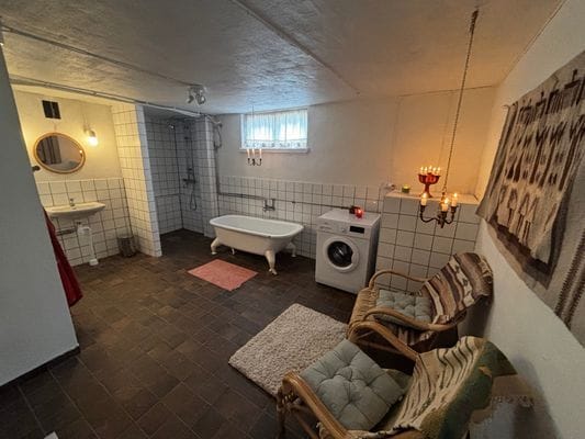 Husets badrum för avkoppling. Finns också tvättmaskin. Separat wc finns på annat våningsplan.