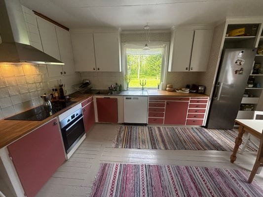 Köket renoverat 2025 med ny ugn, induktionshäll, kyl 190 cm. Ekskivor. Matplats 6-10 pers (iläggsskiva)