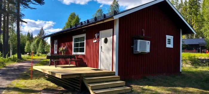 Familjevänlig mysig röd fjällstuga nära Kläppen