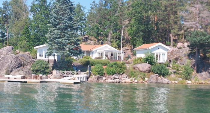 Modernt skärgårdshus på sjötomt i Gryts skärgård
