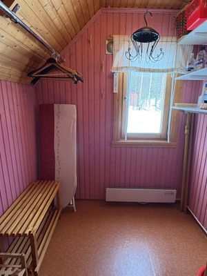Rymlig klädkammare vid entrén