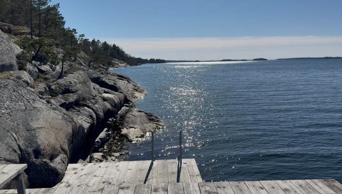 Havsnära skärgårdshus med stor 360° solterrass