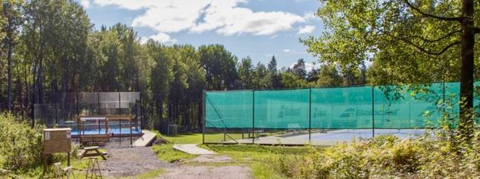 Tennisplanen och padelbanan