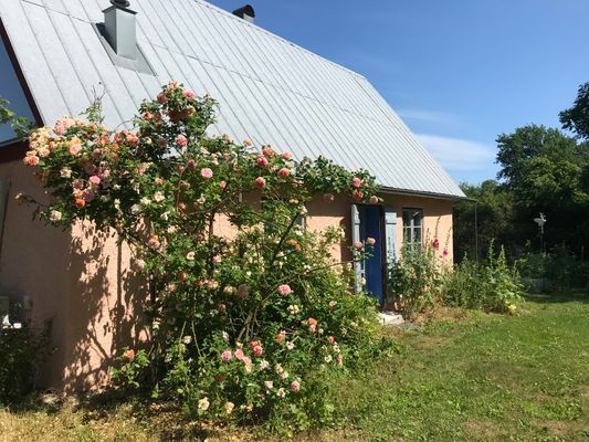 Stenhus nära hav och natur i Kappelshamn