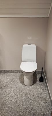 WC med handfat på övre plan