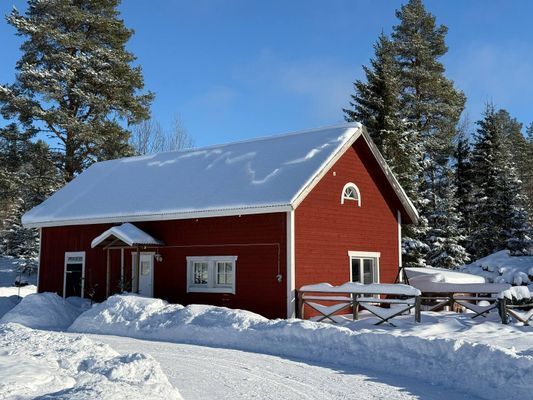 Mysig stuga i skogen på en gård - Bild 5