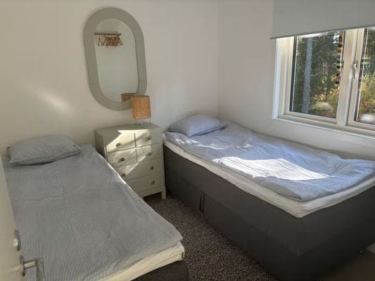 Modern och mysig stuga i skogen - Bild 7