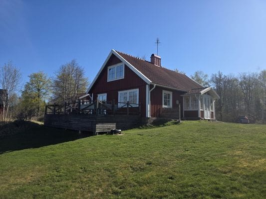 Mysigt hus i avskilt läge med utsikt över sjö. - Bild 9