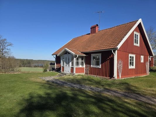 Mysigt hus i avskilt läge med utsikt över sjö. - Bild 11