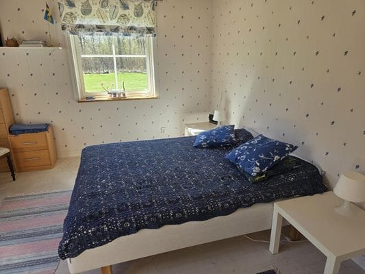Mysigt hus i avskilt läge med utsikt över sjö. - Bild 10