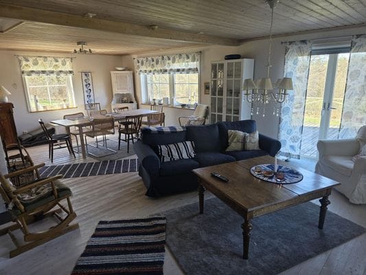 Mysigt hus i avskilt läge med utsikt över sjö. - Bild 12