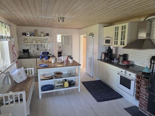 Mysigt hus i avskilt läge med utsikt över sjö. - Bild 13