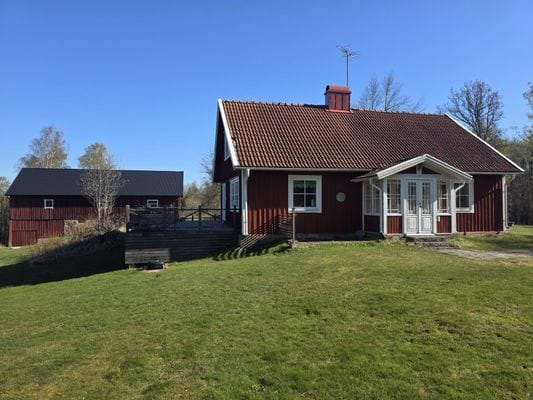 Mysigt hus i avskilt läge med utsikt över sjö. - Bild 14
