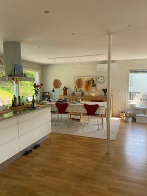 Matplats och kök i öppen planlösning