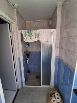 Lägenhet entréplan: Dusch, ingång från sovrummet (finns även toalett här)