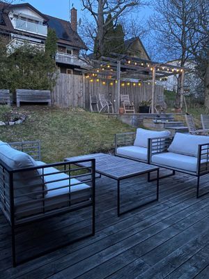 Loungegrupp på terassen, pergola i bakgrunden