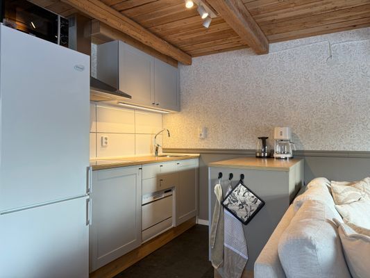 Mysig stuga i skogen på en gård - Bild 15