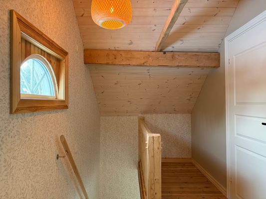 Mysig stuga i skogen på en gård - Bild 21