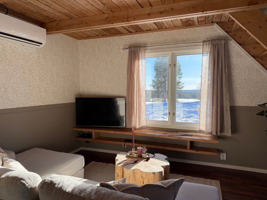 Mysig stuga i skogen på en gård - Bild 11