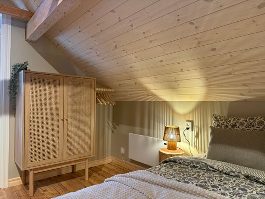 Mysig stuga i skogen på en gård - Bild 25