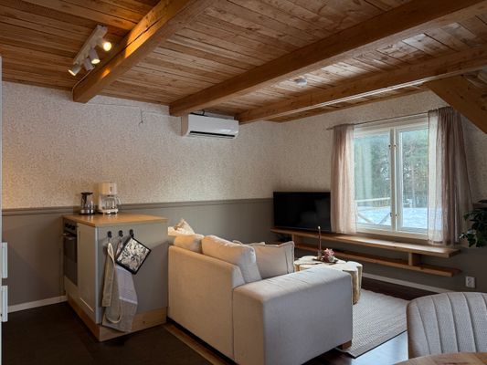 Mysig stuga i skogen på en gård - Bild 14