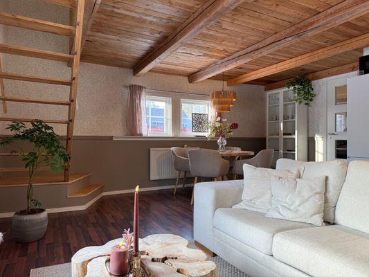 Mysig stuga i skogen på en gård - Bild 12