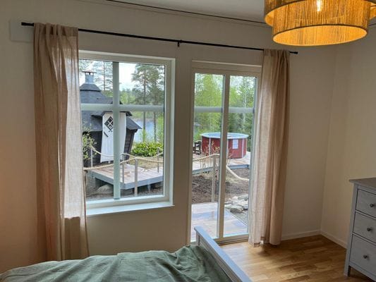 Semesterhus direkt vid sjön med motorbåt - Bild 8