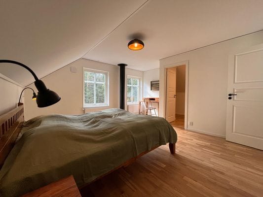 Semesterhus direkt vid sjön med motorbåt - Bild 9