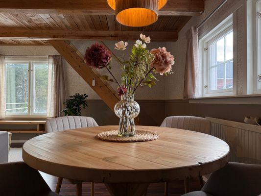 Mysig stuga i skogen på en gård - Bild 7