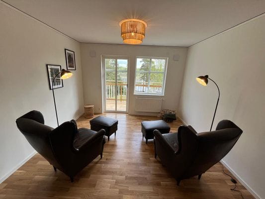 En oas av lugn med utsikt över sjön