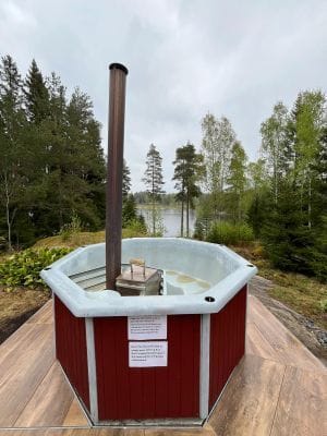 Badtunna med utsikt över sjön