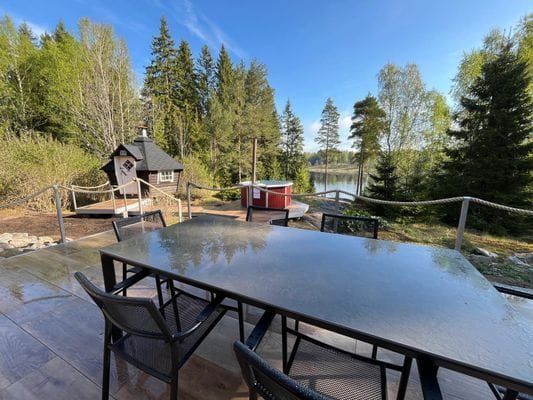 Semesterhus direkt vid sjön med motorbåt - Bild 27