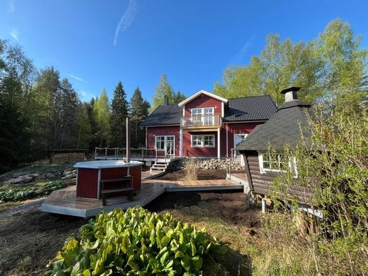 Semesterhus direkt vid sjön med motorbåt