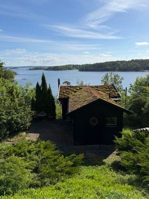 Stuga med unikt sjöläge i Stocksund