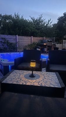 Familjevilla med jacuzzi – nära strand och centrum