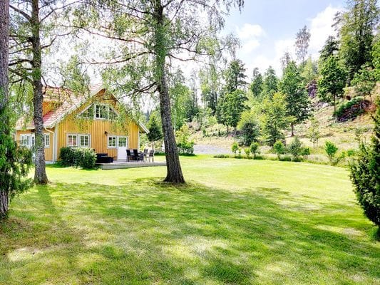 Norra Annexet med utsikt även mot berg och hage.