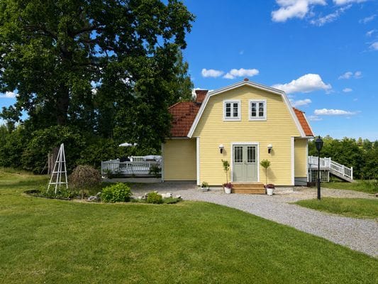 Charmigt hus med stor trädgård på Resarö