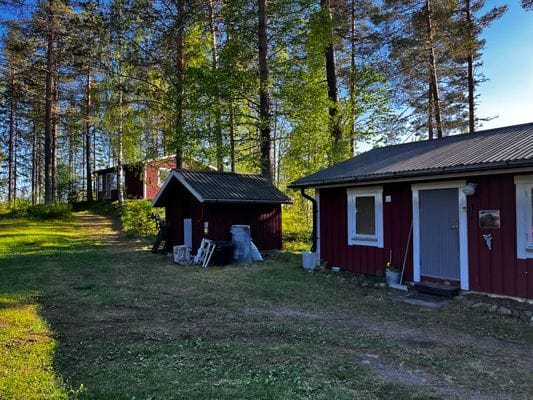 Uthyrningsstugan längst upp, vedförråd och längst ner servicehuset