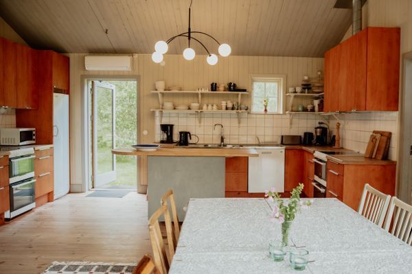 Gästhuset har ett stort och välutrustat kök med dubbla spisar.