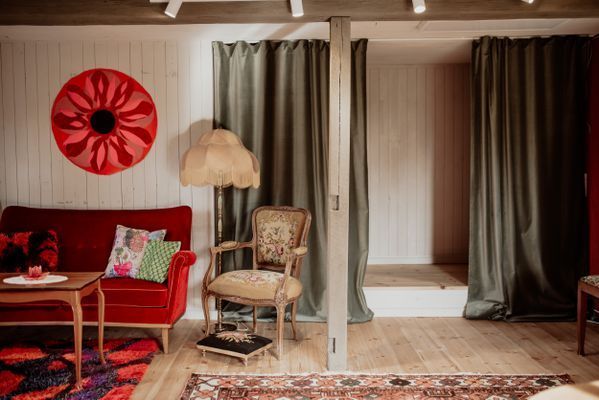 Biblioteket med scenen.