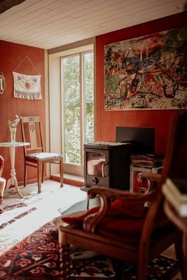 Biblioteket med braskamin är ombonat.